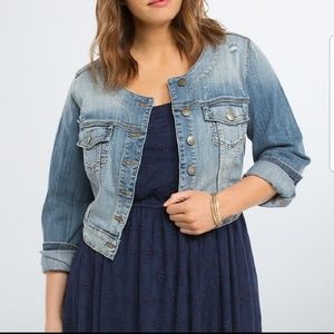 💄👠 Torrid Cropped Denim Jacket- Size 2